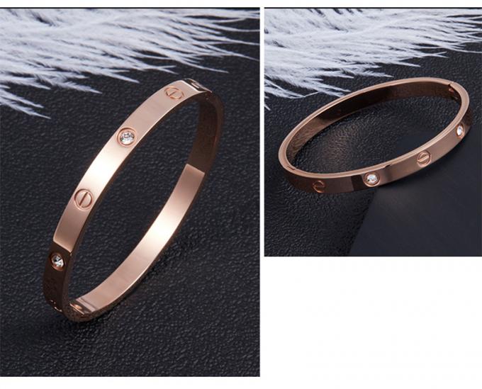 El oro de la mujer de los brazaletes de las señoras de los brazaletes de lujo del encanto de los brazaletes de acero inoxidables y del anillo plateó