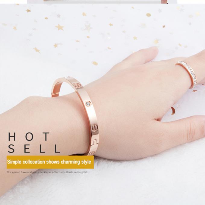 El oro de la mujer de los brazaletes de las señoras de los brazaletes de lujo del encanto de los brazaletes de acero inoxidables y del anillo plateó
