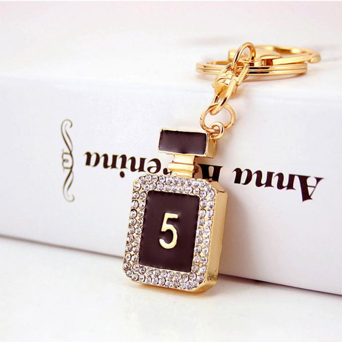 Las señoras Diamante-tachonadas creativas perfuman el metal femenino Crystal Keychain del diamante artificial de los accesorios del bolso de la cadena dominante de la botella