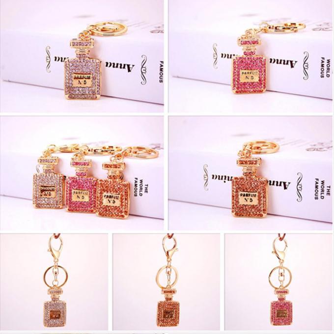 Las señoras Diamante-tachonadas creativas perfuman el metal femenino Crystal Keychain del diamante artificial de los accesorios del bolso de la cadena dominante de la botella