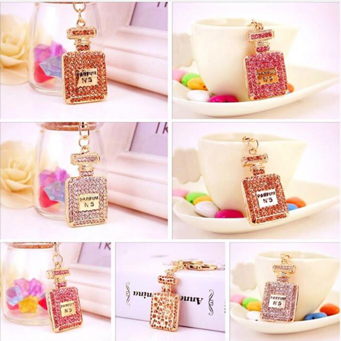 Las señoras Diamante-tachonadas creativas perfuman el metal femenino Crystal Keychain del diamante artificial de los accesorios del bolso de la cadena dominante de la botella